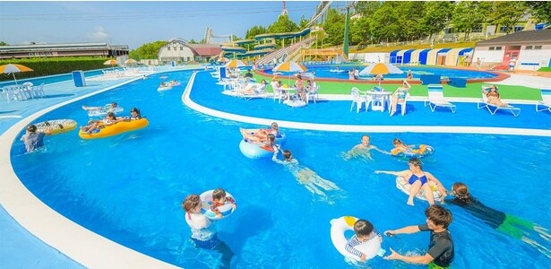 浮き輪に身をゆだねて、のんびりと流れるプールを満喫