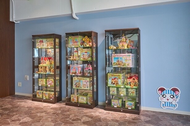 懐かしのハム太郎グッズが展示されている