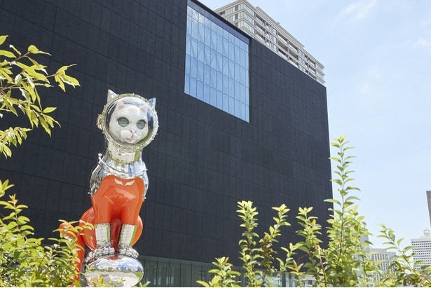 「大阪中之島美術館」の前に設置されたヤノベケンジ《SHIP’S CAT (Muse)》2021年
