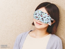 スヌーピーデザインのアイマスクは夏にぴったりなひんやりタイプ！アロマの香りにも癒やされる