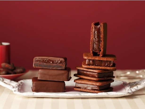 濃厚な生チョコレートをサクサクのバタークッキーでサンドした「ショーコラ」と、3層のチョコレートが織りなす「パリトロ」