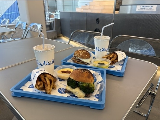 今回注文した、ブロッコリーチーズセット＆チーズソース辛味アラビアータ(前)・エッグエッグボロネーゼバーガー＆チーズソースジェノベーゼ(後)