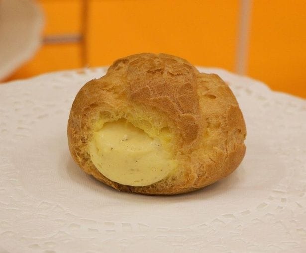 「バニラたっぷり!濃厚カスタードシュー」。バニラビーンズを増量し、これまで以上に濃厚で奥深さのある味わいに
