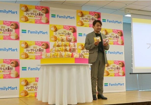 ファミリーマート 商品本部 スイーツ部長 鈴木崇義さんが商品について説明