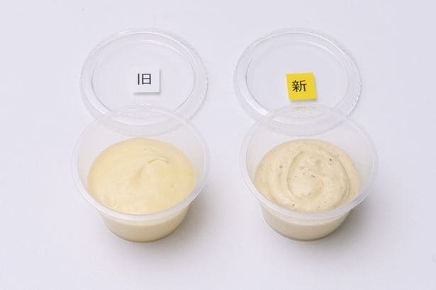 「バニラたっぷり!濃厚カスタードシュー」で使用されているカスタードの新旧比較。バニラビーンズがたっぷり増量されたことが一目でわかる