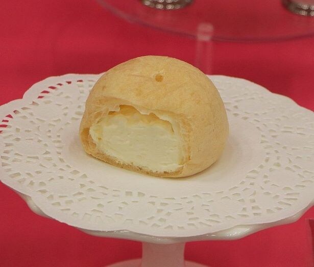 「もちむにシュー(ミルククリーム)」。生地がものすごく伸びてユニーク!