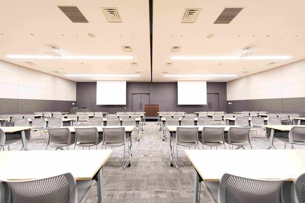 最大140席を収容できる小ホール「FROM YAESU HALL」。「TO YAESU HALL」と合わせて用途や規模感に合わせた使い分けができる 提供:東京建物 ぴあ シアター&カンファレンス