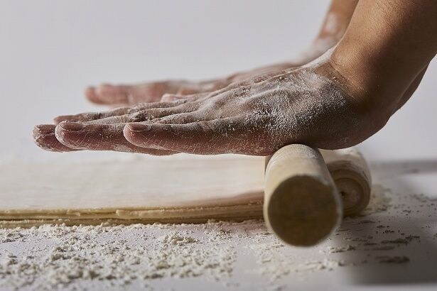 500層に折ったパイ生地を0度で一晩寝かせてから焼き上げる