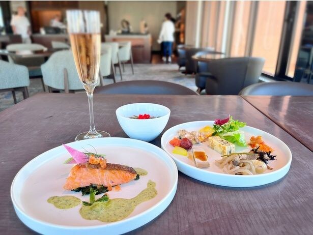 開業当初から続くホテル伝統の「カフェドパリソース」でいただく「サーモンミキュイ」(写真手前左)は絶品!朝食会場ではスパークリングワインの用意もあり、朝から優雅なモーニングタイムが過ごせる
