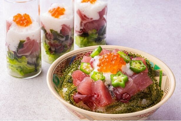 マグロにオクラ、とろろをガラスの器にいれて提供される「海人の宝」。ご飯と合わせれば豪快な海鮮丼の完成!