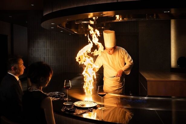 熟練シェフによる鮮やかなライブパフォーマンス。目の前で繰り広げられる技に魅了される