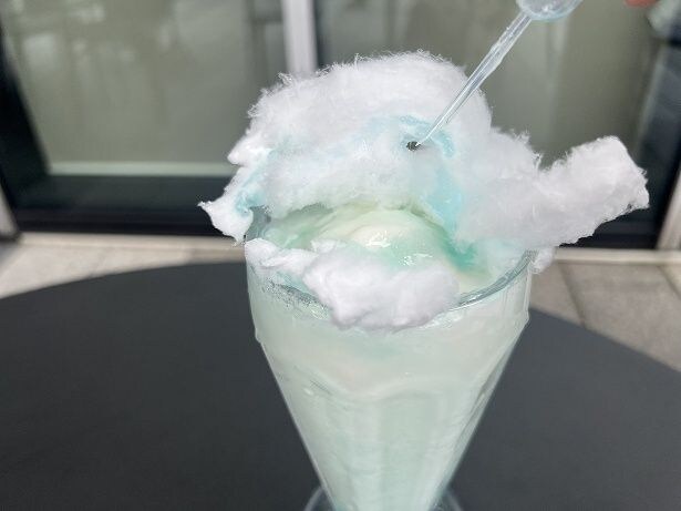 スポイトのシロップをかけて綿菓子を溶かすのが楽しい