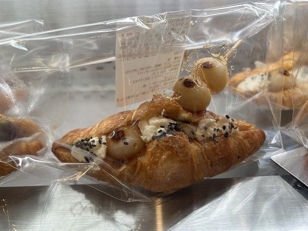 クロワッサンにみたらし団子をサンドした「みたらし団子クロワッサン」