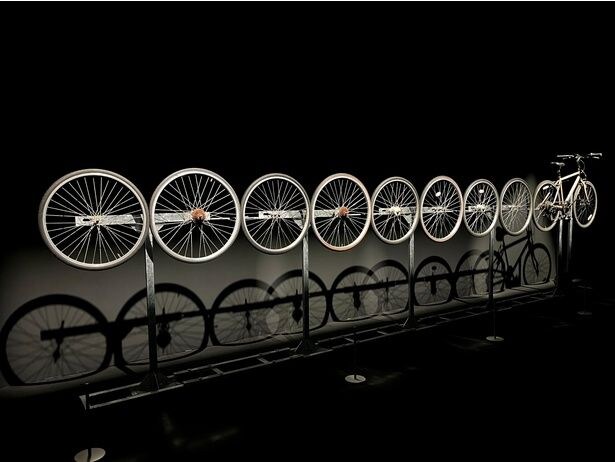 自転車のホイールが一列に並ぶインスタレーション