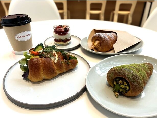 1階のテイクアウトカフェ「MoN Park Cafe by Spiral」の看板メニュー・スパイラルコロネは、サンドイッチから抹茶&ピスタチオのスイーツ系まで種類豊富。鑑賞前後のひと息にぴったり