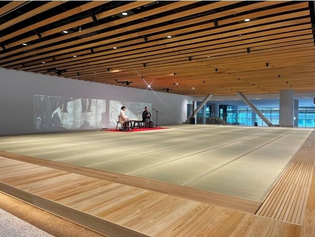 靴をぬいでくつろげる「Tatami」