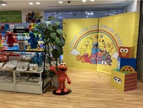 福岡・天神で「セサミストリートフェア」開催中、グッズ約400種がずらり！世界展の限定アイテムも復活販売