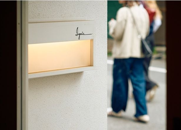 白を貴重としたシンプルな空間。販売する豆の種類も毎回異なり、価格は1000円〜7000円台と幅広い