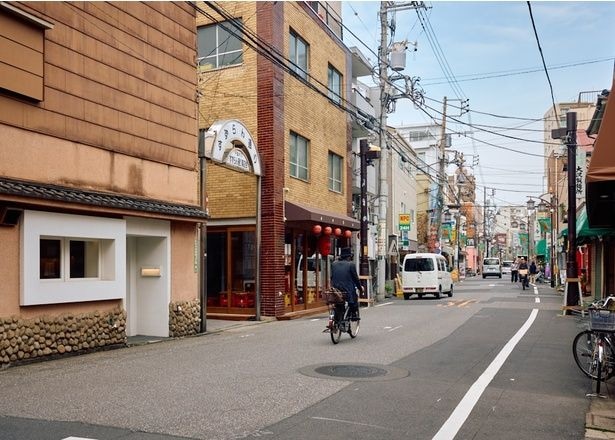 静かで落ち着いた街並みが店の雰囲気と相性がよい
