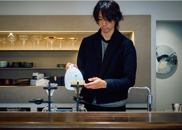 カウンター越しに工程を見て楽しめるライブ感も店の魅力