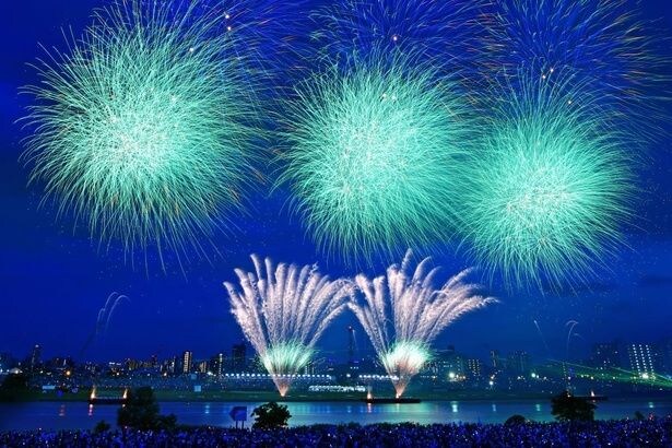 約1万3000発の花火が夏の暑さを払い、夜空を美しく彩る