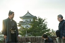 菅田将暉「脳みそフル稼働」本木雅弘と地下牢で壮絶な演技合戦…黒沢清監督『黒牢城』6月19日公開、メイキング解禁