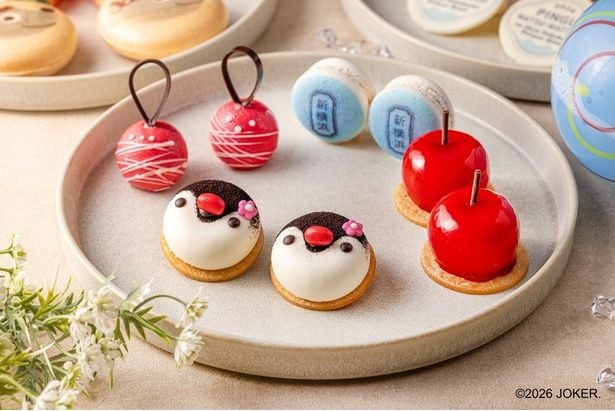 左から「ベリーベリーヨーヨー」、お花の飾りでおめかしした「ピンガムース」、「シンヨコハマカロン」、そしてりんご飴風ムース