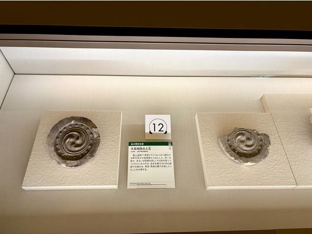 (左)大阪城跡出土瓦 16世紀 大阪市教育委員会蔵(通期展示)、(右)郡山城跡出土瓦 16世紀 奈良・大和郡山市蔵(通期展示)。文様を見比べてみよう