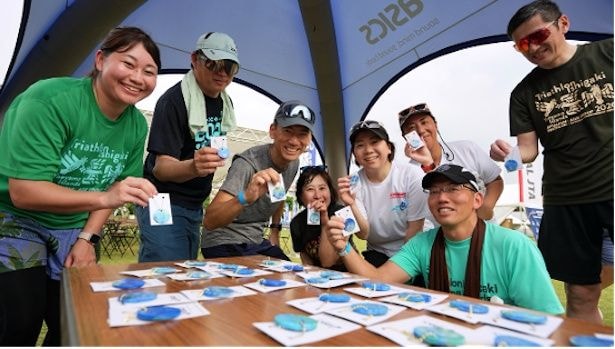参加者にプレゼントされた、海洋プラスチックを再利用した特製キーホルダー
