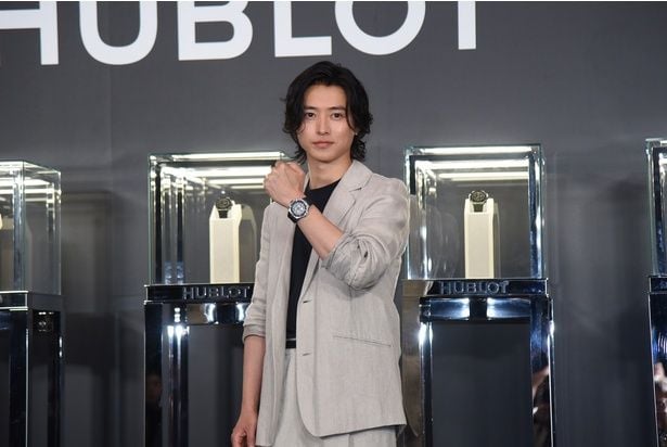 「ウブロ ビッグ・バン リローデッド」を身に着け、イベントに登壇した山﨑賢人さん