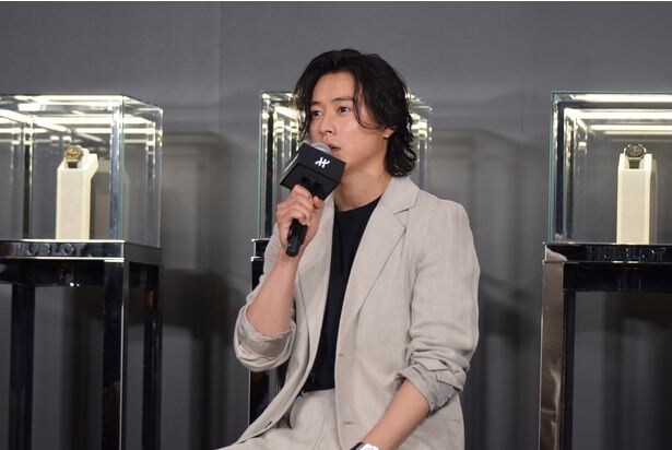 ウブロと自身の共通点を切り口にした、さまざまな質問に答える山﨑賢人さん