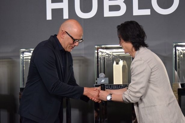 握手を交わすマキシム・アラールさんと山﨑賢人さん