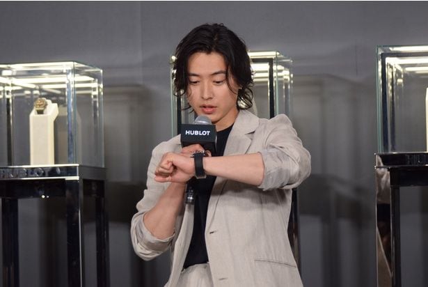 「ウブロ ビッグ・バン リローデッド」の着け心地について聞かれる山﨑賢人さん