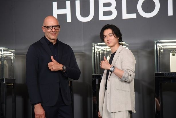 ウブロ プレジデント アジアパシフィック リージョンのマキシム・アラールさんと山﨑賢人さん