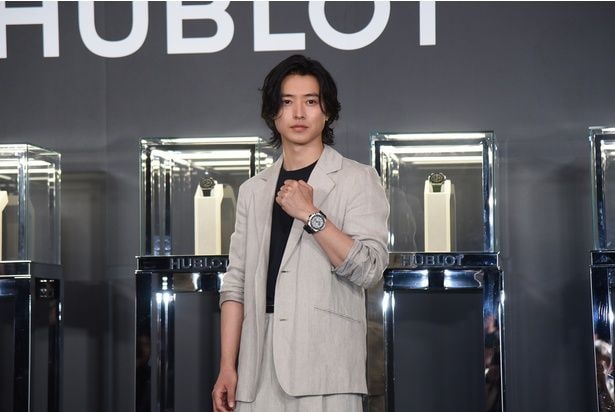 「ウブロ ビッグ・バン リローデッド」を身に着け、撮影に応じる山﨑賢人さん
