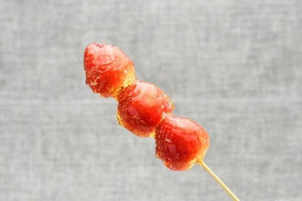 最高級ブランドいちごが、飴でコーティングされた贅沢なひと品。T&G Kitchen ichigoの「ミガキイチゴのいちご飴串」