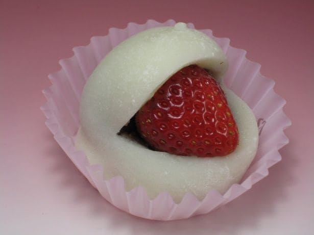 栃木県産「とちあいか」の鮮やかな赤が、真っ白なもちもちの大福から顔を出す。甘味処 浅草梅園の「いちご大福」