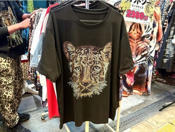 ヒョウの部分がすべてラインストーンでできているTシャツ。左側に写っているのが二代目の輝明さんで、ヒョウ柄を着こなしている