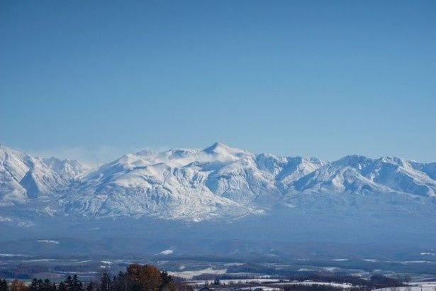 雪化粧した十勝岳も一見の価値あり