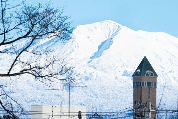 十勝岳が近い！右の塔が四季の塔だ