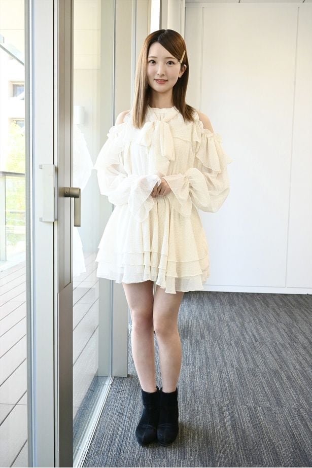 取材当日は真っ白な衣装で登場、とってもさわやかでした