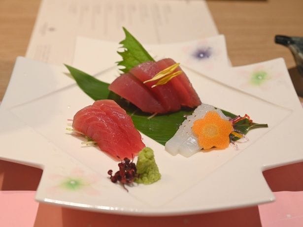 夕食の創作会席で提供される「生まぐろ」はホテルから徒歩約10分の勝浦漁港で水揚げされたもの