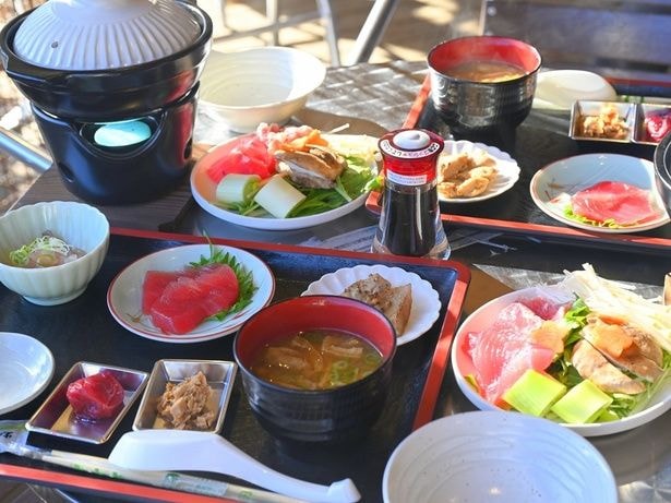 勝浦漁港にぎわい市場で味わう「まぐろ尽くし朝食」は、「亀の井ホテル 那智勝浦」の専用プランを申し込んだ宿泊者限定(画像は2名分)