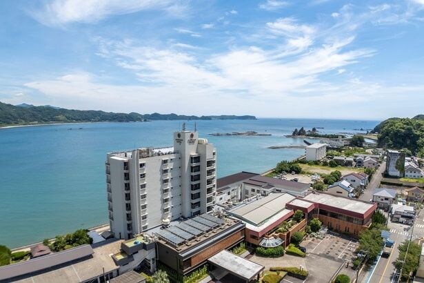 全室オーシャンビューのホテル。熊野灘を目前に、那智の滝も遠目に見え、弁天島や勝浦漁港も徒歩圏内