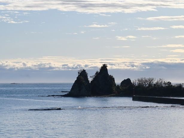 “那智勝浦のモン・サン=ミッシェル”と呼ばれる「弁天島」は干潮時は歩いて渡れる
