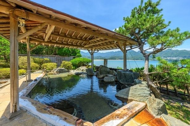 「亀の井ホテル 那智勝浦」の自家源泉の庭園風露天風呂
