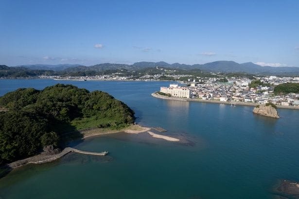 「亀の井ホテル 紀伊田辺」(中央)は田辺湾に面した場所に位置する