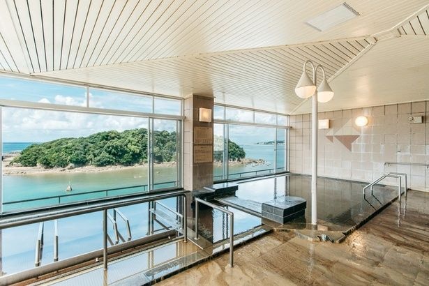 亀の井ホテル 紀伊田辺の温泉大浴場「天神温泉 田辺元湯」は2カ所。泉質も景色も素晴らしい