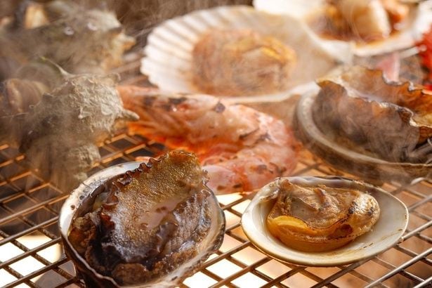 レストランのオープングリル。夕食は地元でとれた海鮮を焼いて提供する(※専用宿泊プランからの予約に限る)