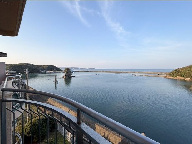 宿泊した翌朝、客室のベランダから見える光景。海や島々が目の前に広がる光景は壮観